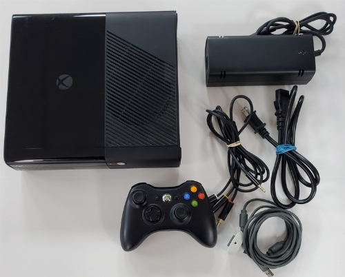 XBOX 360 E 250GB - Halo 4 & Tomb Raider Bundle (Model 1439) (CIB)